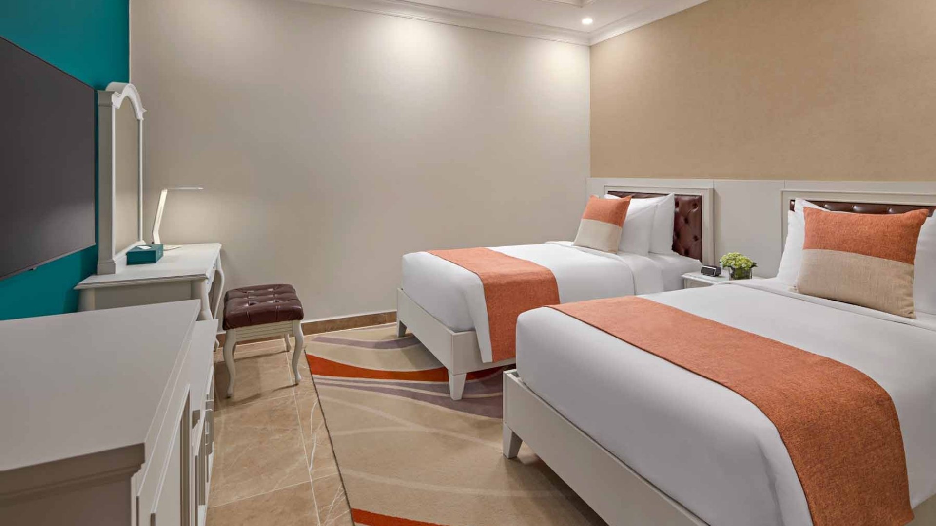 Hai giường đơn trong phòng Privilege Luxe Sea View tại Mercure Nha Trang Beach
