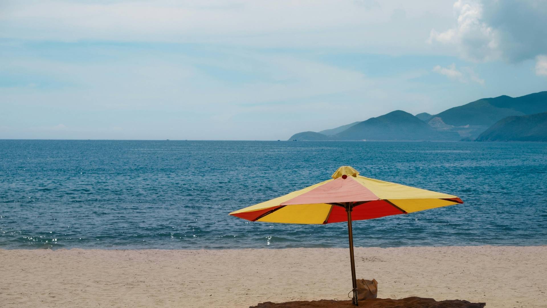 Ô che nắng trên bãi biển Nha Trang, Việt Nam
