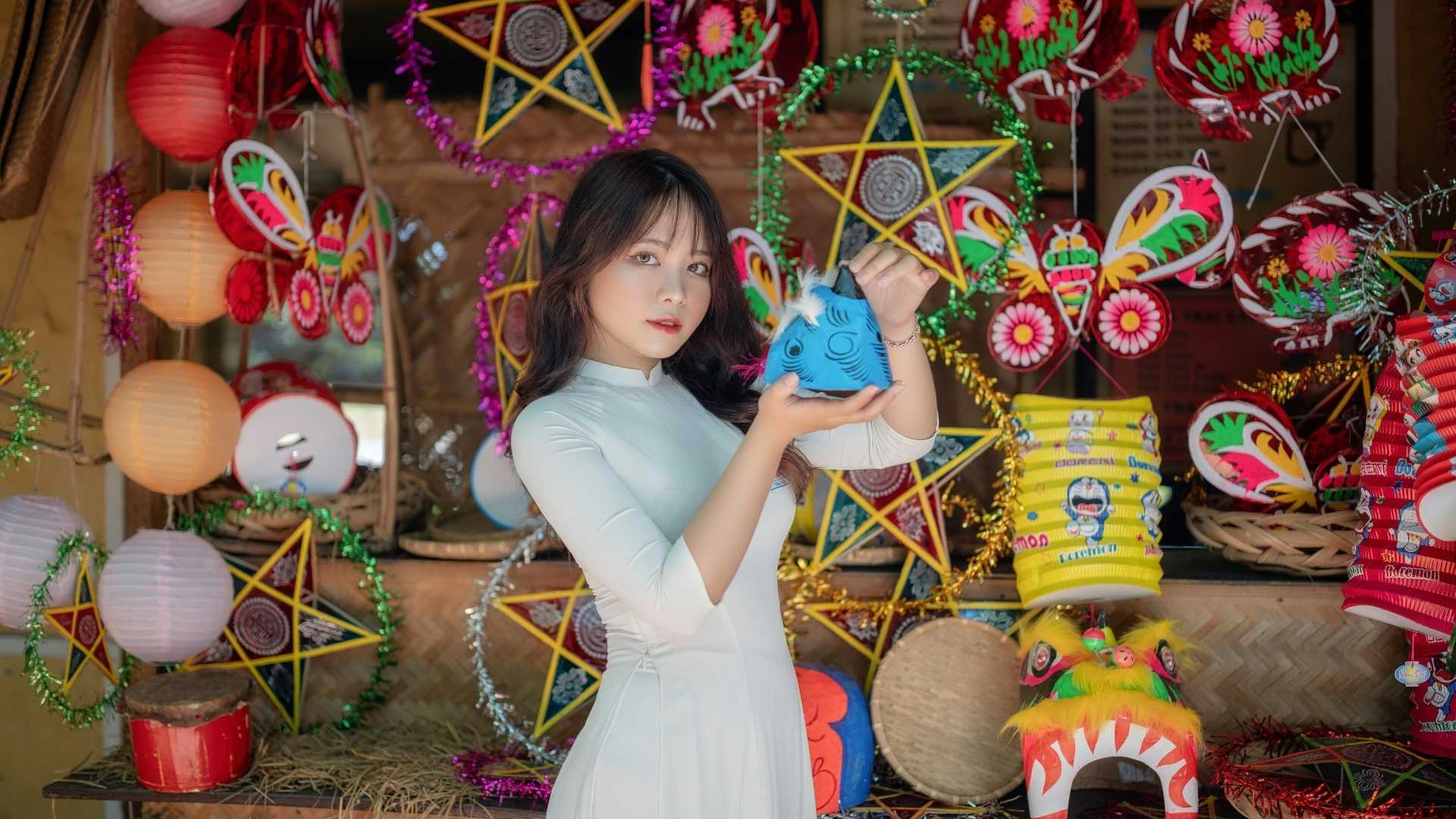 Rước đèn dọc đường dạo bộ Trần Phú