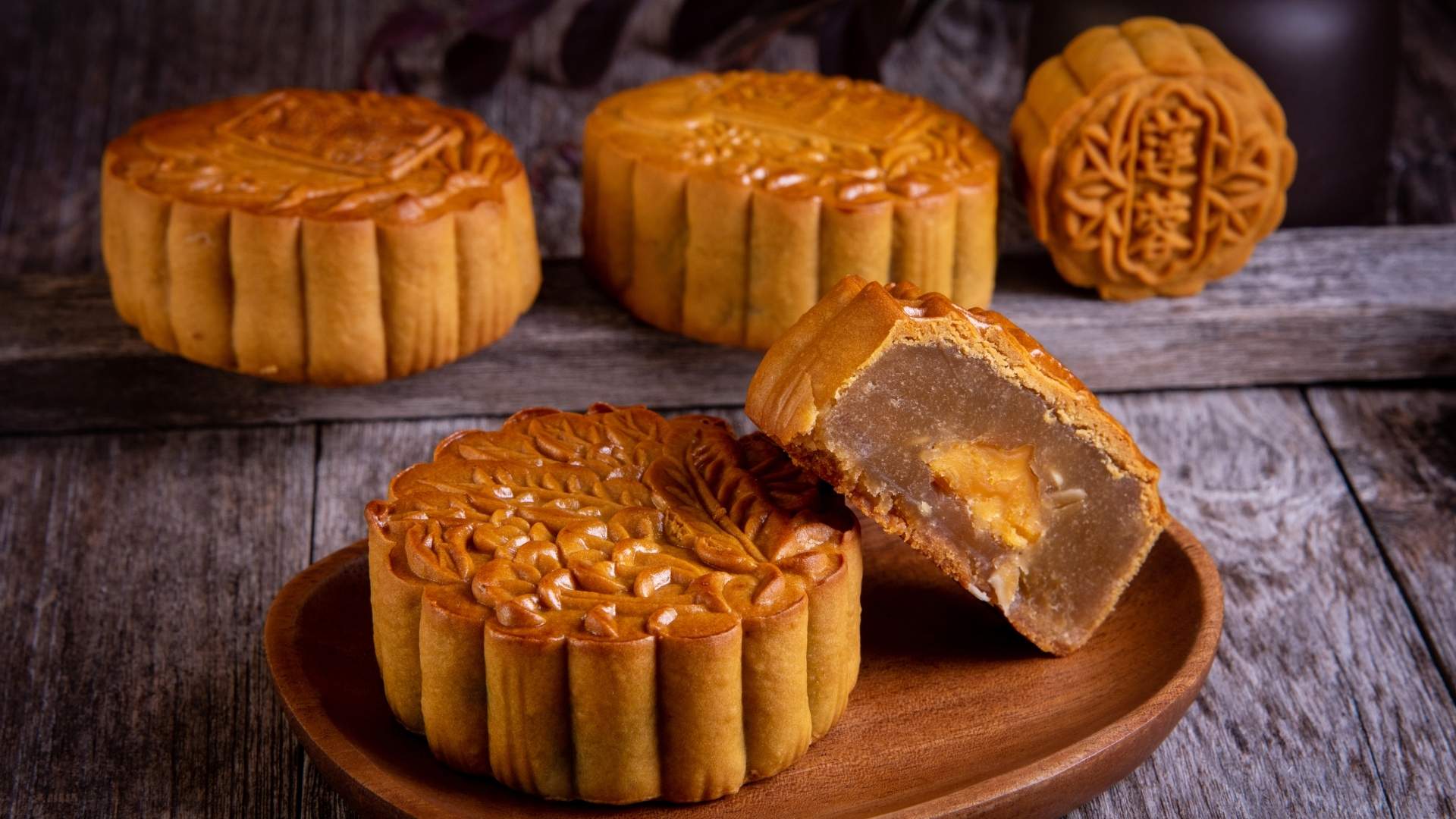 Chọn bộ sưu tập bánh Trung Thu địa phương tại T&T Bakery