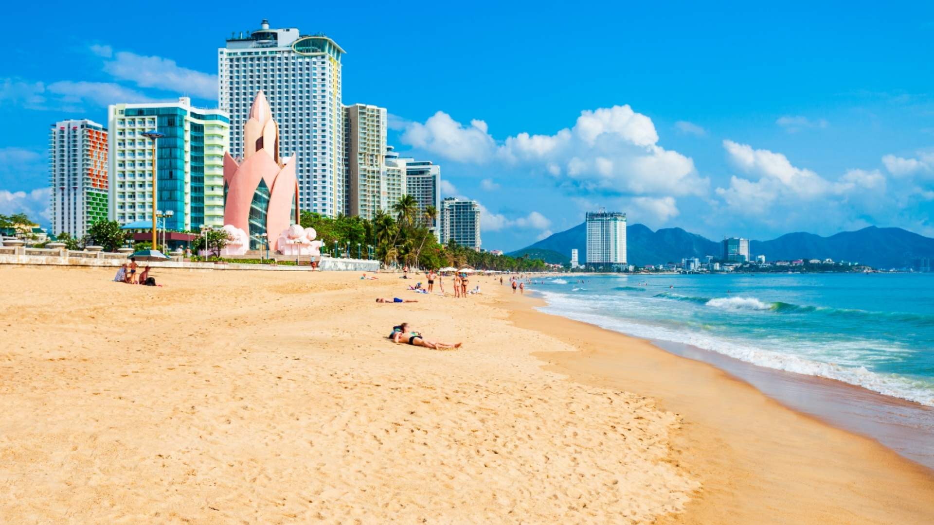bãi cát và biển nha trang