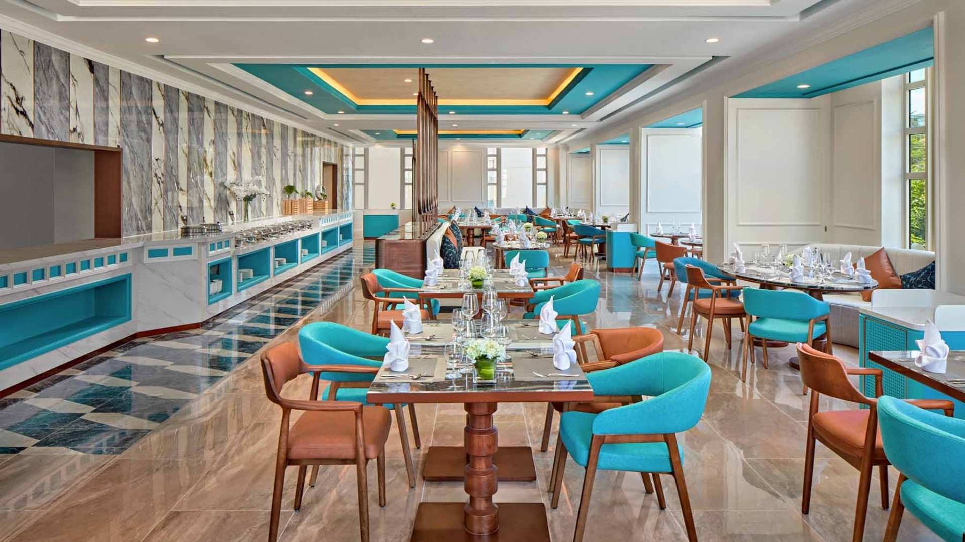 Ресторан Tathik с видом на океан в Mercure Nha Trang Beach