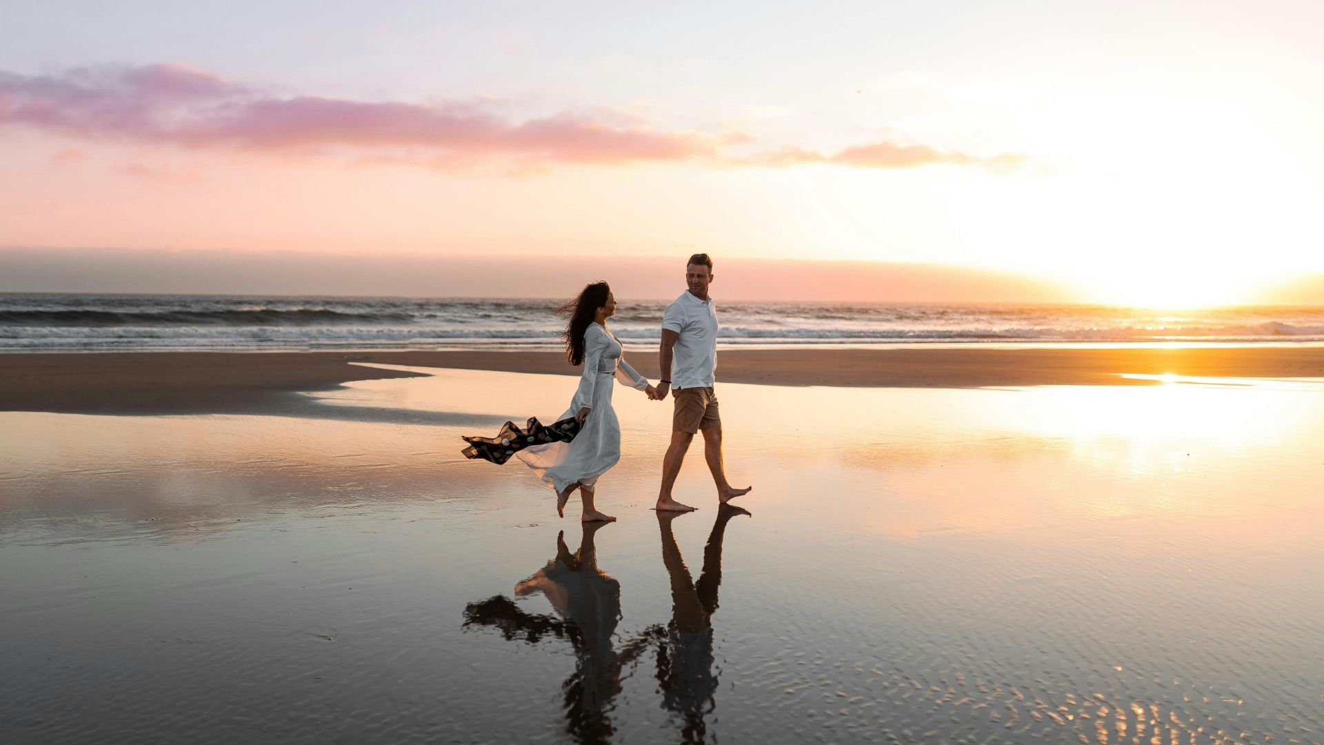 Hai người dạo bước trên bãi biển Nha Trang lúc hoàng hôn