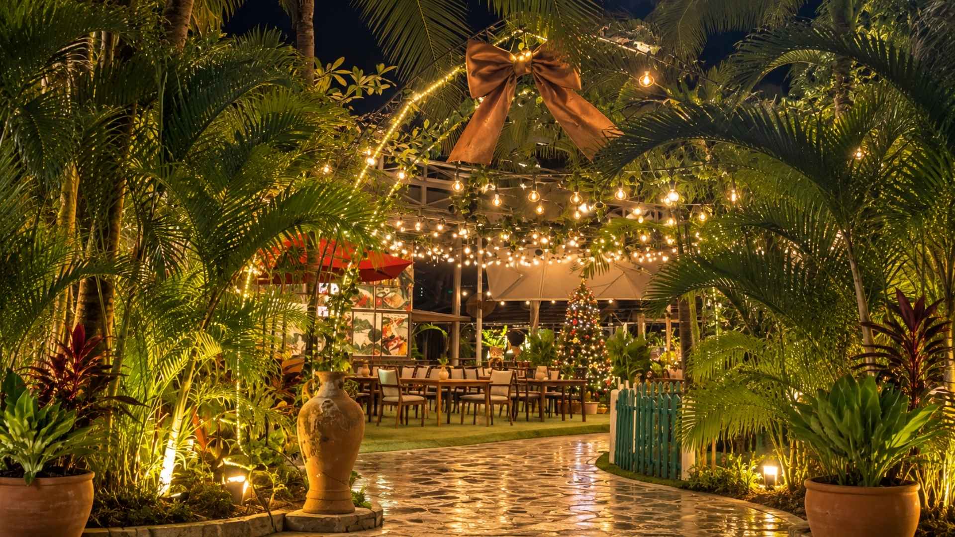 Lối vào Champa Garden Nha Trang với cây xanh nhiệt đới và đèn trang trí vào buổi tối