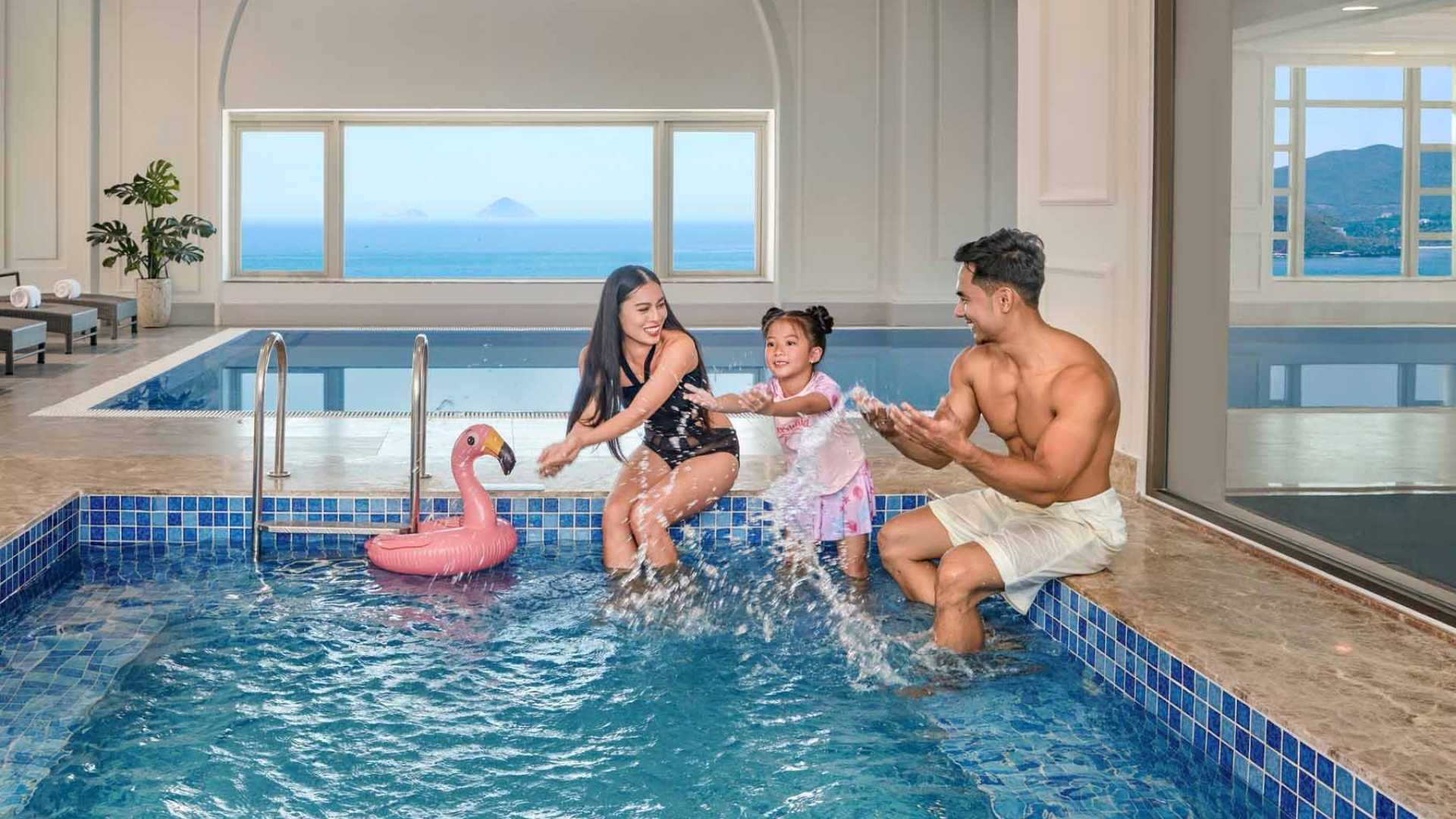 Gia đình cùng vui chơi tại khu vực hồ bơi ở Mercure Nha Trang Beach