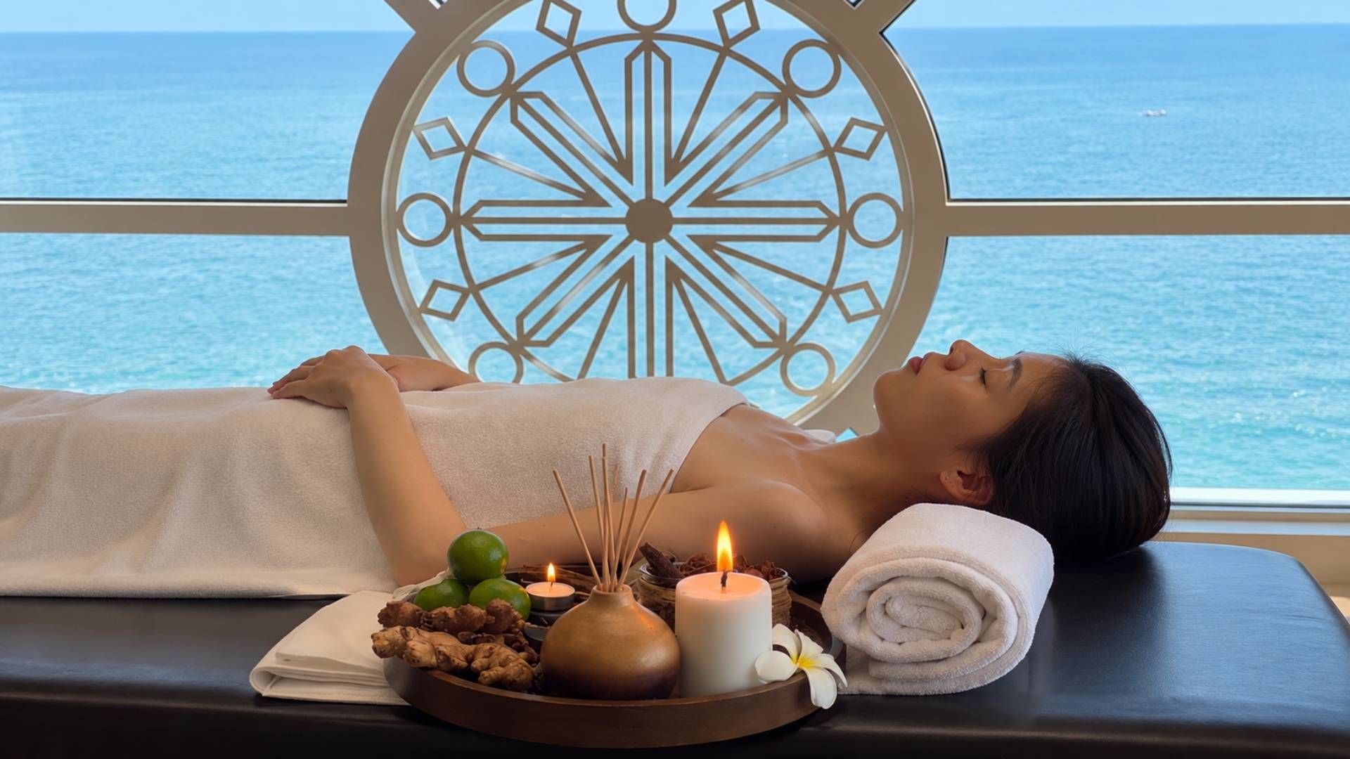 Liệu trình spa với tầm nhìn ra biển tại Horizon Spa trong Mercure Nha Trang Beach